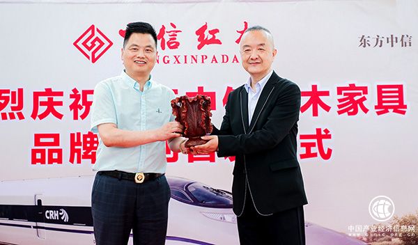 中信紅木董事長李忠信、華鐵傳媒集團(tuán)副總裁杜勁松互贈紀(jì)念禮物