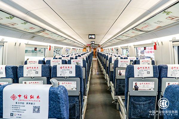 列車上的小桌板、頭片、行李架、車廂廣告等都融入了中信紅木的品牌形象