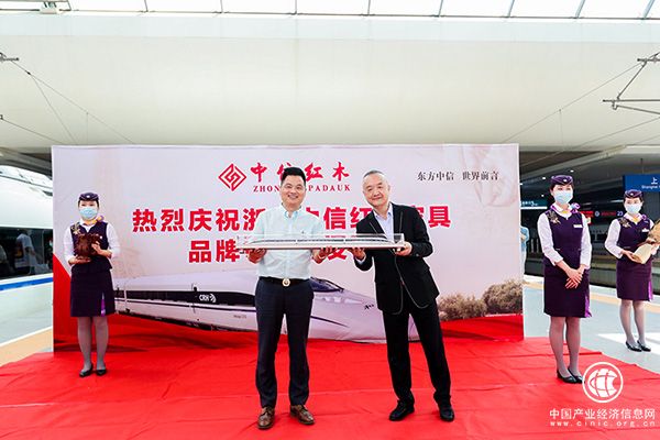 中信紅木董事長李忠信、華鐵傳媒集團(tuán)副總裁杜勁松互贈紀(jì)念禮物