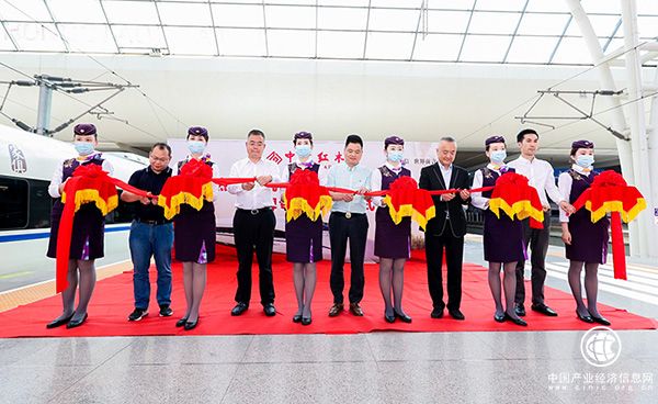 領(lǐng)導(dǎo)嘉賓共同為中信紅木高鐵冠名列車的正式啟程剪彩并合影留念