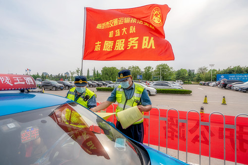 臨沂市交通運(yùn)輸執(zhí)法支隊(duì)機(jī)場(chǎng)大隊(duì)組織開展路政宣傳活動(dòng)