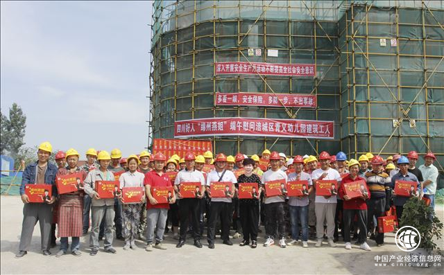 端午節(jié)前夕，四川好人“綿州燕姐”看望慰問(wèn)千名農(nóng)民工人