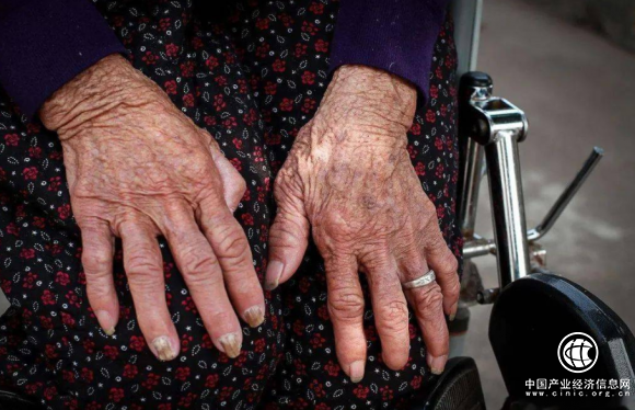 面向腫瘤患者，怡補(bǔ)康推出“與癌抗?fàn)帲瑸樯佑汀庇歇務(wù)魑?></a></div><!-- img end -->	<div   id=