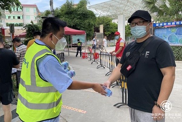 中建一局三公司員工助力深圳大鵬新區(qū)土洋社區(qū)核酸檢測(cè)工作