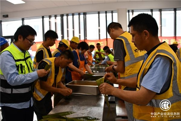 中建八局：臨港新片區(qū)建設(shè)者小鎮(zhèn)開展“一枝一葉粽關(guān)情” 端午活動