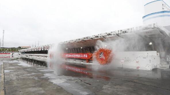 450m！全國(guó)首套超長(zhǎng)智能綜采工作面成套裝備成功試運(yùn)轉(zhuǎn)