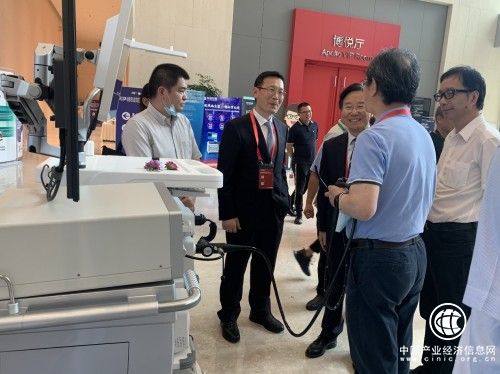 金山科技全自動導(dǎo)航膠囊機器人震撼2021洗消年會 