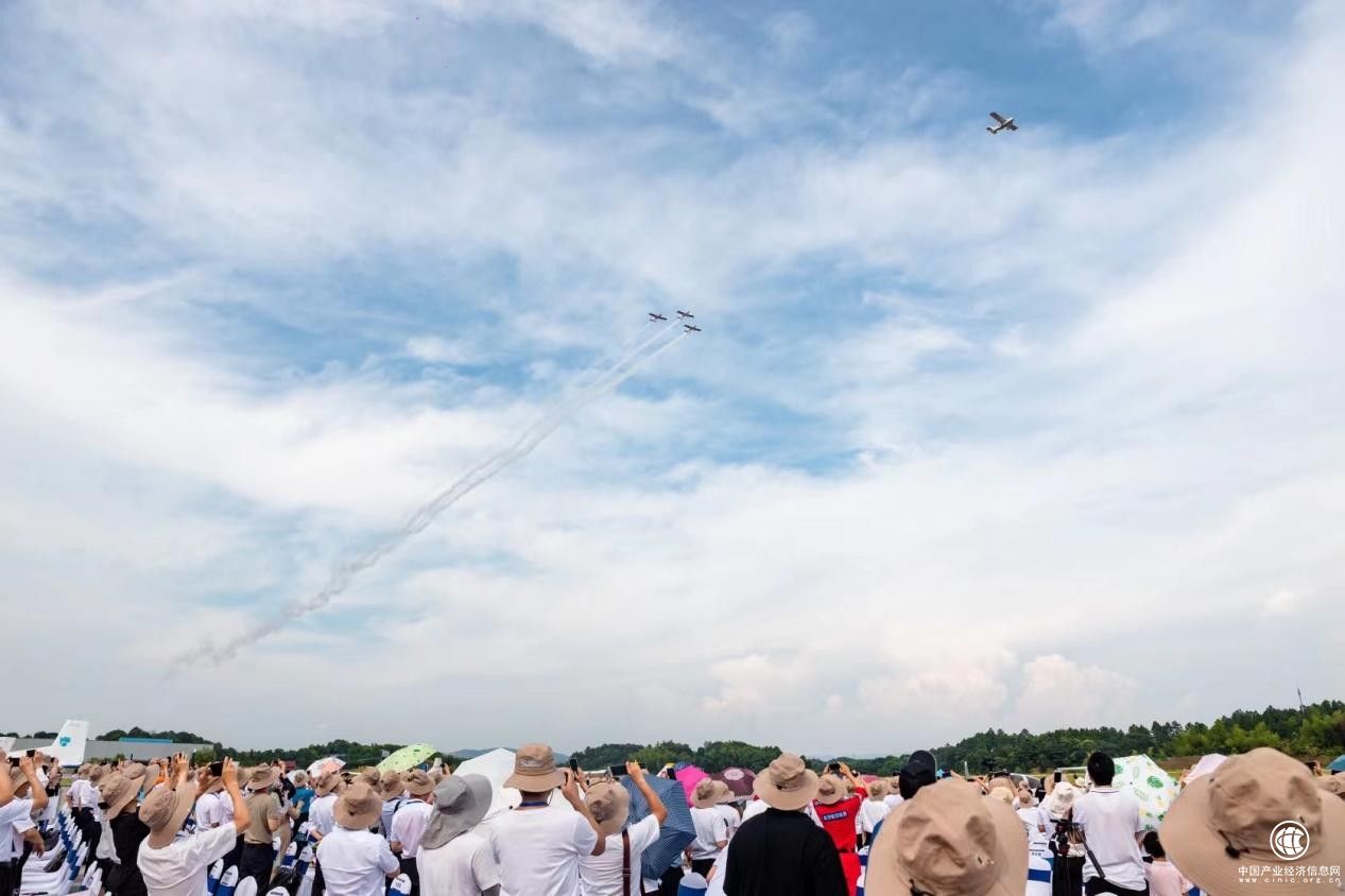 飛躍長株潭，2021湖南通航大會(huì)動(dòng)態(tài)飛行表演“驚艷”亮相