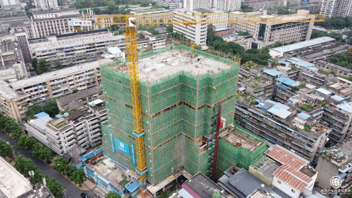 中建一局三公司承建的成都骨科醫(yī)院改擴建工程項目主體結(jié)構(gòu)全面封頂