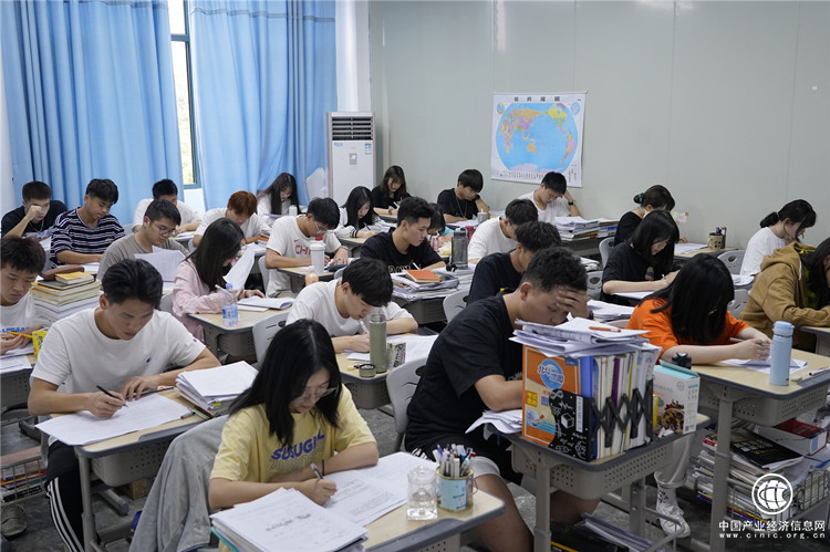 藝考文補關(guān)鍵時期，福州藝考生們?nèi)绾螐土暫梦幕n？