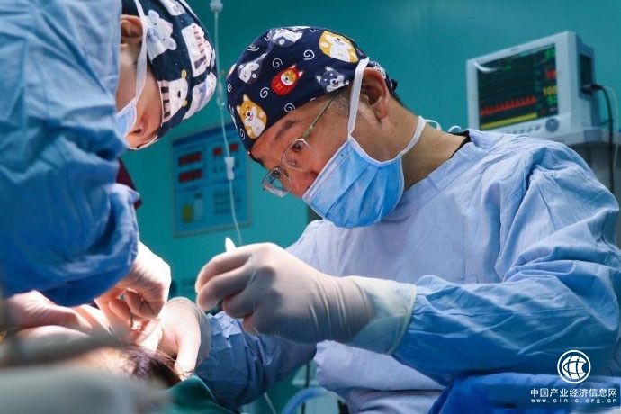 中國(guó)當(dāng)代面部整形手術(shù)先驅(qū)人——袁強(qiáng)博士