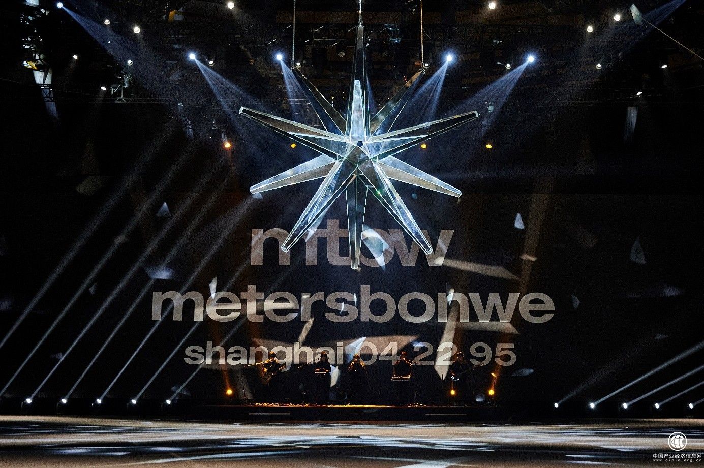 metersbonwe“鋒芒新生”2022春夏系列發(fā)布大秀 不走尋常路，迸發(fā)#原生創(chuàng)造力#