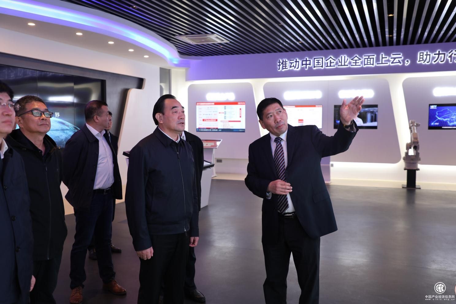 江蘇省人大常委會(huì)領(lǐng)導(dǎo)一行蒞臨華云數(shù)據(jù)參觀調(diào)研 探討加快構(gòu)建江蘇數(shù)字經(jīng)濟(jì)發(fā)展新格局