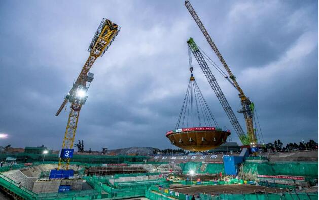 底氣十足！玲龍一號(hào)全球首堆鋼制安全殼底封頭吊裝成功