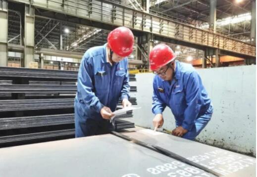 太鋼首卷不銹鋼+碳鋼非對稱組坯復合熱軋卷成功下線