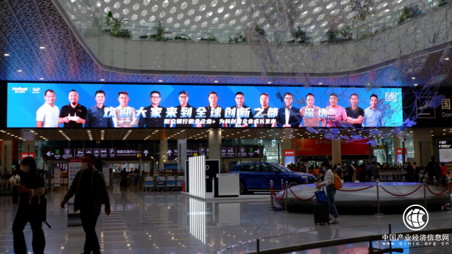 微眾銀行助企登大屏，科創(chuàng)企業(yè)家震撼亮相深圳寶安機(jī)場(chǎng)