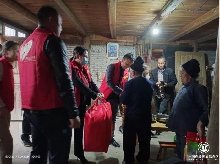 寒冬送暖，碧桂園服務(wù)黨員志愿者慰問獨(dú)居老人