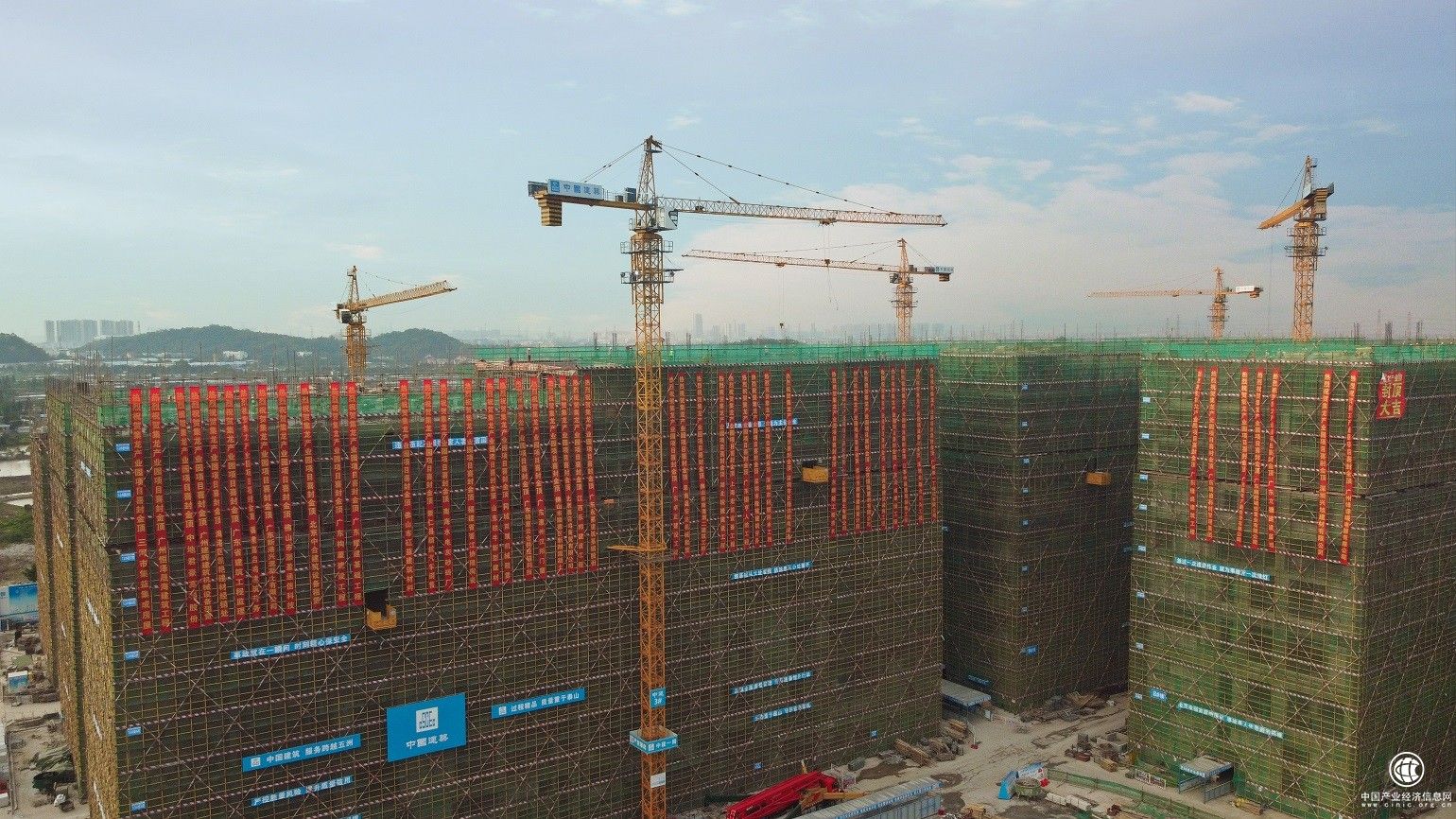 攻堅(jiān)一線，擘畫新篇！中建一局順德工業(yè)園改造項(xiàng)目喜封金頂