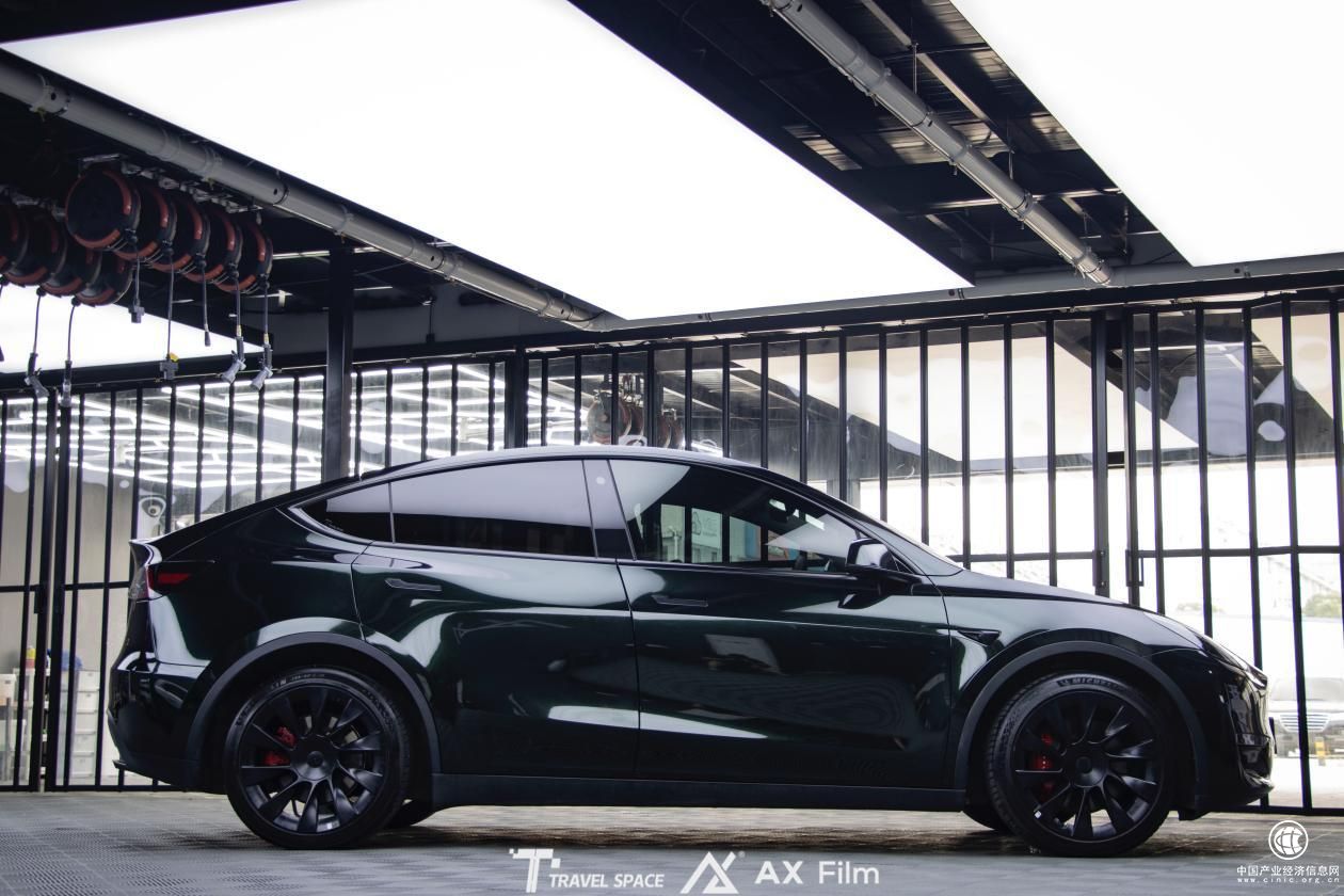  特斯拉ModelY裝貼AX祖母石綠改色膜，奧迪S級(jí)高配顏色