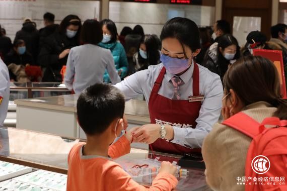  賀歲市場(chǎng)掀熱潮，菜百股份元旦開(kāi)門紅