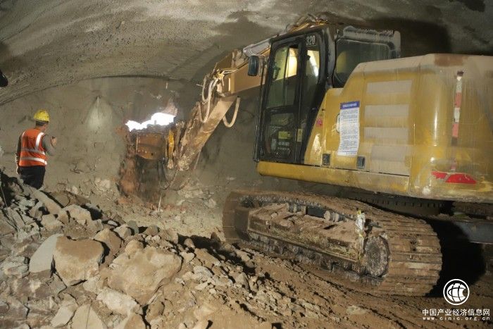 新年伊始金甬鐵路3標段又一座隧道順利貫通
