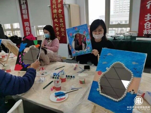  仙女鏡DIY 繪出精彩生活——中荷人壽蜜絲會(huì)大連分會(huì)舉辦DIY仙女鏡活動(dòng)