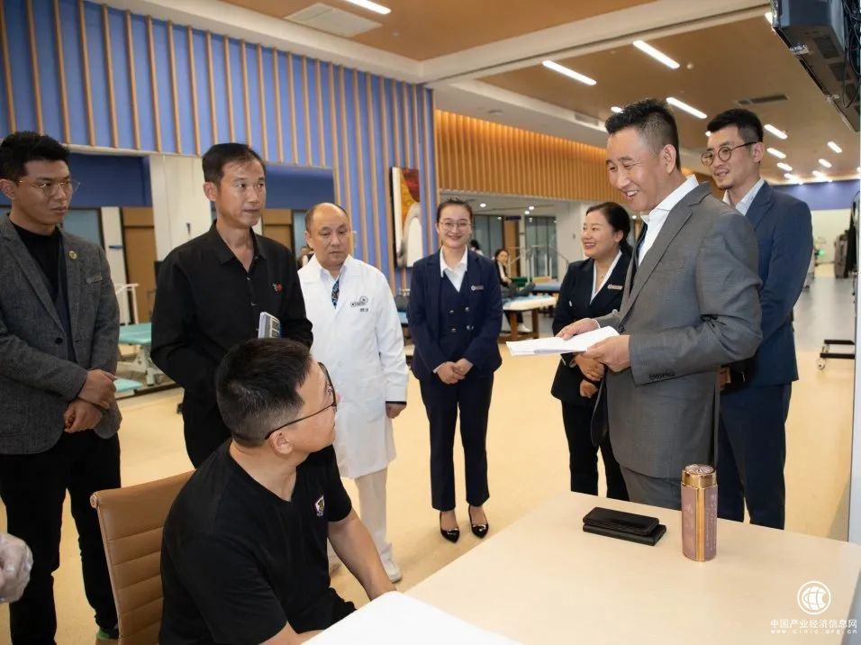  博鰲一齡總院長(zhǎng)李瑋帶領(lǐng)專(zhuān)家團(tuán)隊(duì)深入臨床一線