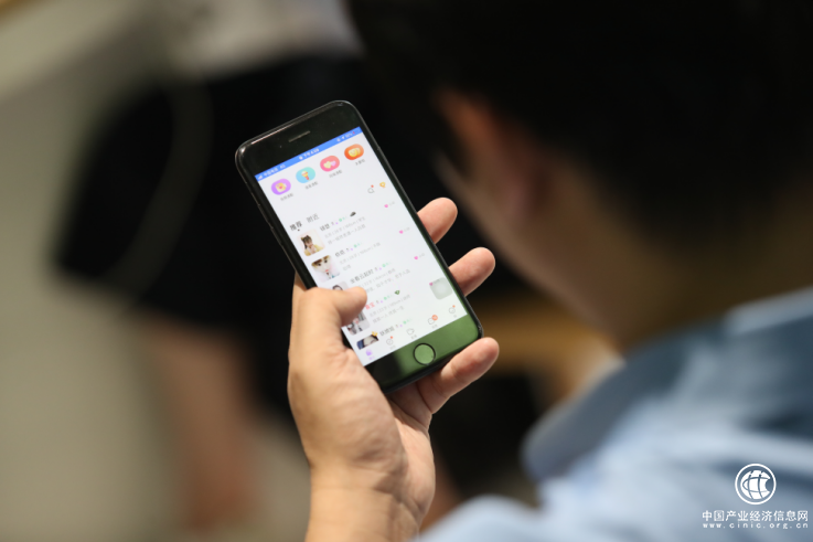  在愛聊APP脫單　主動(dòng)爭取自己的幸福愛情