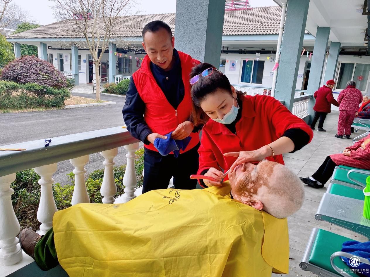  安吉縣煙草專賣局：義務理發(fā)26載 “孝豐小院”掀起紅色熱潮