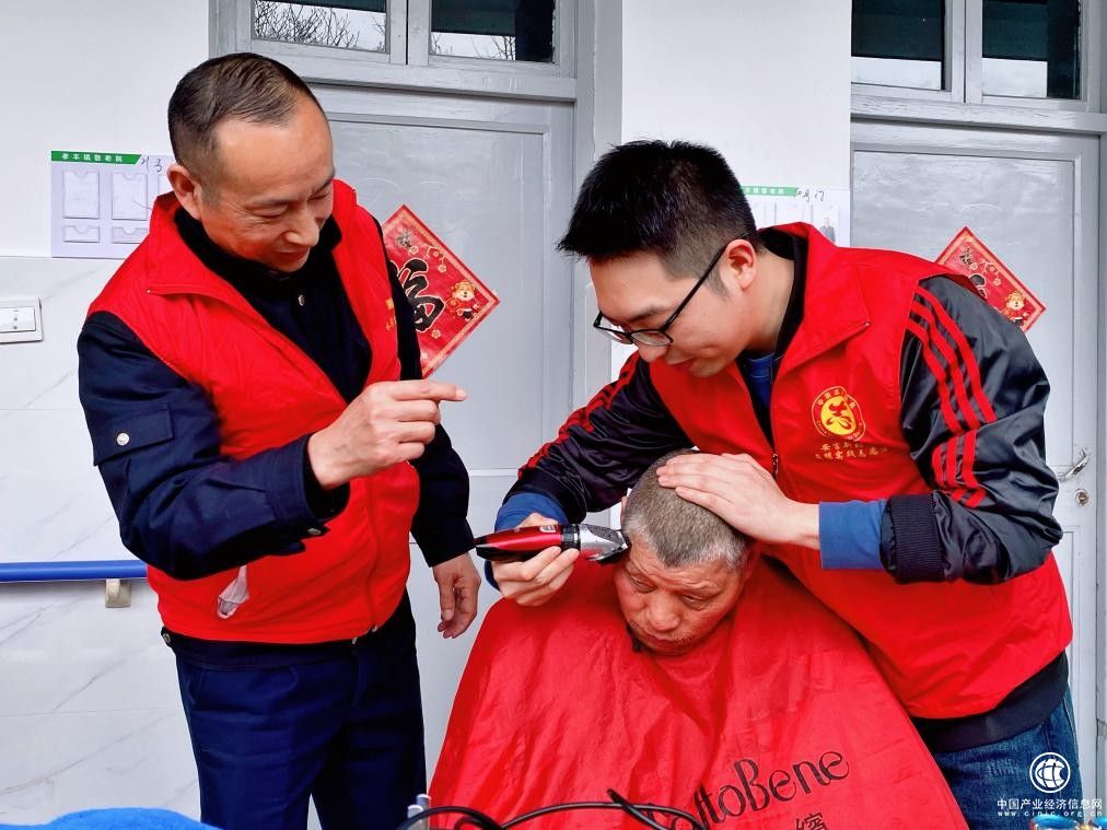  安吉縣煙草專(zhuān)賣(mài)局：一抹紅點(diǎn)燃“一片紅” “香溢”志愿服隊(duì)在行動(dòng)