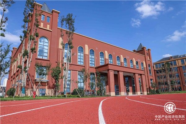  狄邦肯思，以學(xué)生全面發(fā)展為己任