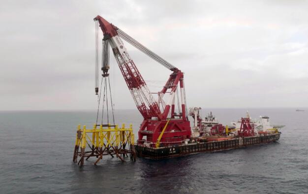 亞洲第一深水導(dǎo)管架“海基一號”海上安裝就位