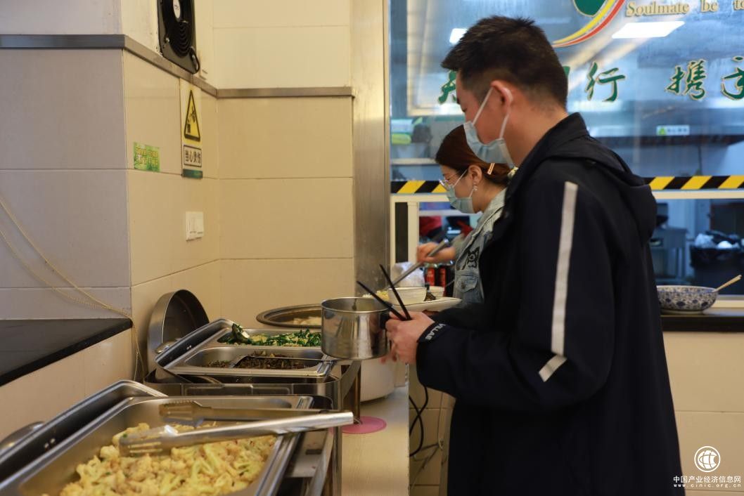  我為群眾辦實事 食堂服務暖人心