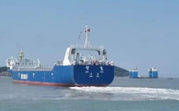 中國首艘自主航行集裝箱商船“智飛”號(hào)在青島港上線運(yùn)營