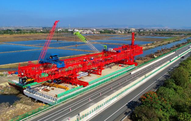 世界首臺樁梁一體造橋機“共工號”投入使用 中國中鐵研制