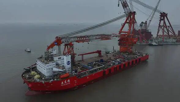 國內(nèi)首艘“運輸+起重”一體化深遠海風電施工船出塢