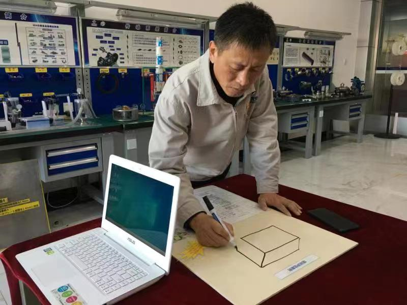 “省勞動模范頭銜，是靠實干贏得的”