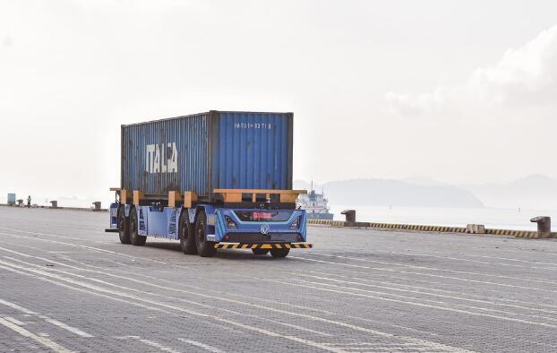 東風自主開發(fā)的第三代無人集卡在廈門投入實船使用