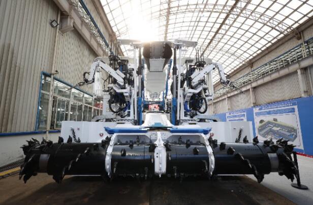 我國(guó)首套鉆錨一體化智能快掘成套裝備成功下線(xiàn)