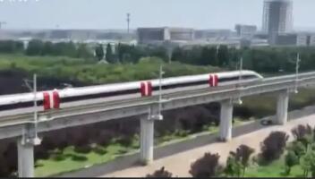 雅萬高鐵高速動(dòng)車組和綜合檢測列車在青島下線