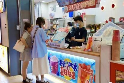 “清涼商品”走俏、“夜經(jīng)濟(jì)”升溫……“夏日經(jīng)濟(jì)”釋放消費活力