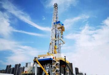 我國(guó)自主研制的8000米靜音型自動(dòng)化石油鉆機(jī)服務(wù)烏干達(dá)首個(gè)油田建設(shè)