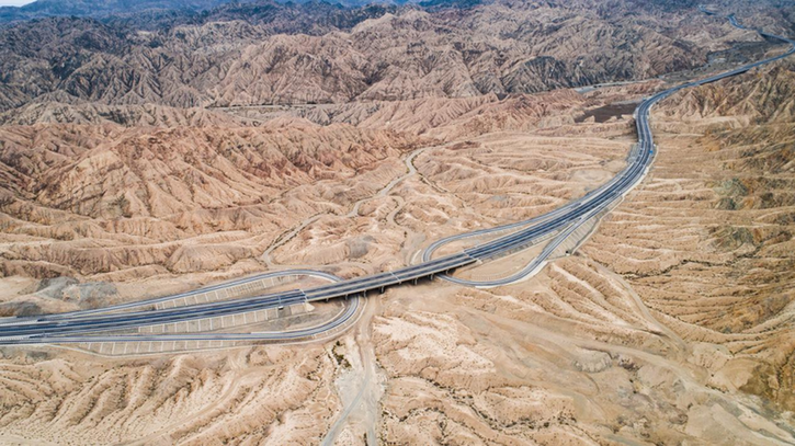 穿越兩大“無人區(qū)” 第三條進出新疆高速公路通車