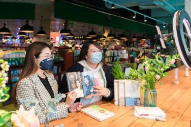 直播間賣書新賽道崛起，會促成作者與讀者“雙向奔赴”嗎