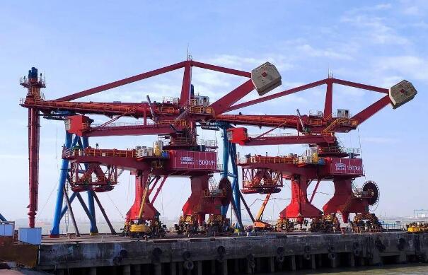 振華重工第二代螺旋卸船機完成首次作業(yè)