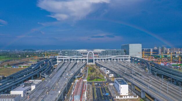 國內(nèi)首個“站城融合”現(xiàn)代鐵路客站開通運營