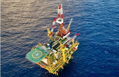 “?；惶枴蓖队?高度和重量刷新我國海上單體石油生產(chǎn)平臺紀(jì)錄