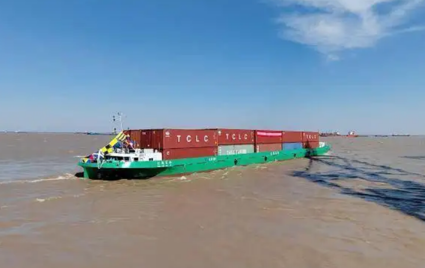 全國(guó)首艘120標(biāo)箱純電動(dòng)內(nèi)河集裝箱船在江蘇太倉(cāng)首航