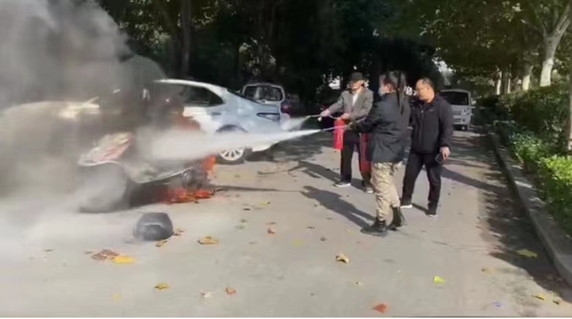 電動自行車發(fā)生自燃 山東濟(jì)寧紅十字會救護(hù)員專業(yè)施救