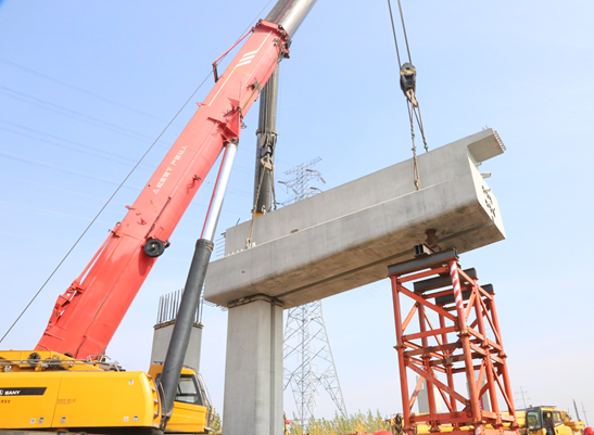 濟(jì)曲快速路十一標(biāo)段項(xiàng)目部首榀預(yù)制蓋梁成功吊裝